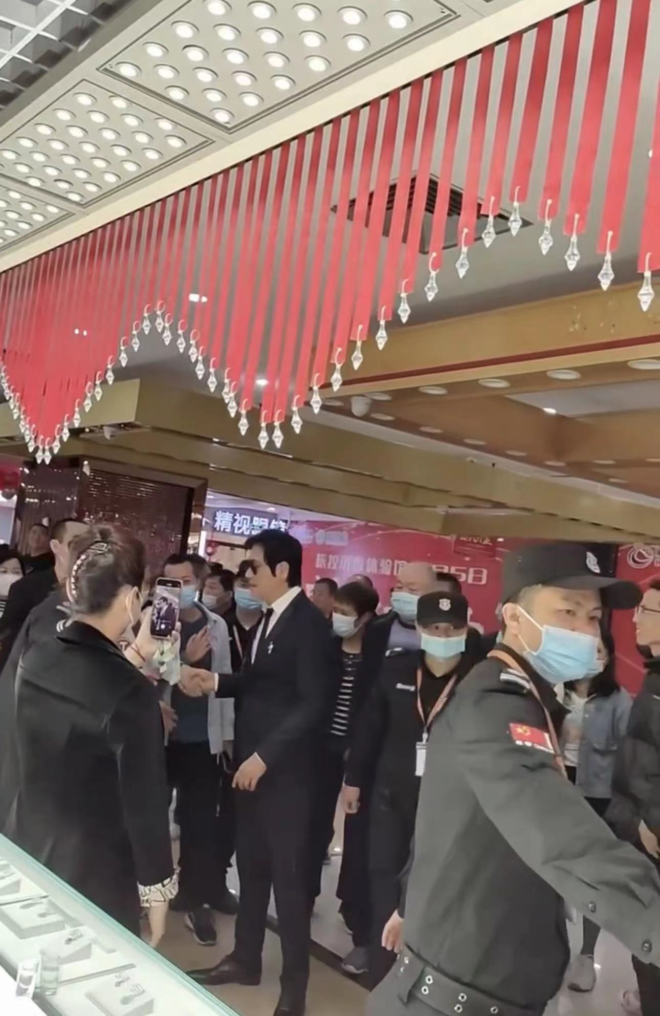 罗嘉良|60岁罗嘉良内地商演捞金！身材暴瘦撞脸范志毅，被曝一首歌10万元