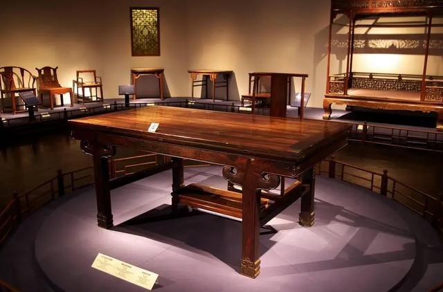 花80块,捡漏了一个紫檀案子,如今价值3个亿