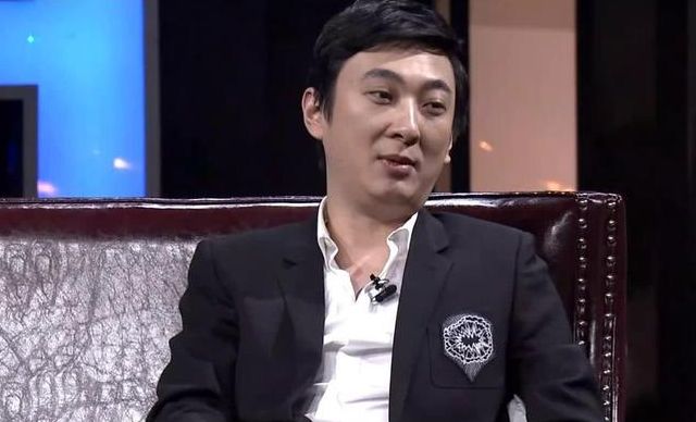 王思聪携4位美女现身酒吧，左拥右抱好惬意，女方拘谨不敢玩手机