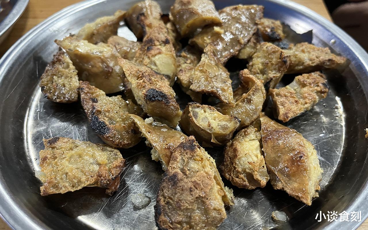 |江西小伙在云南吃烧烤,肉上桌后却下不去口,直言:老板有点坑人