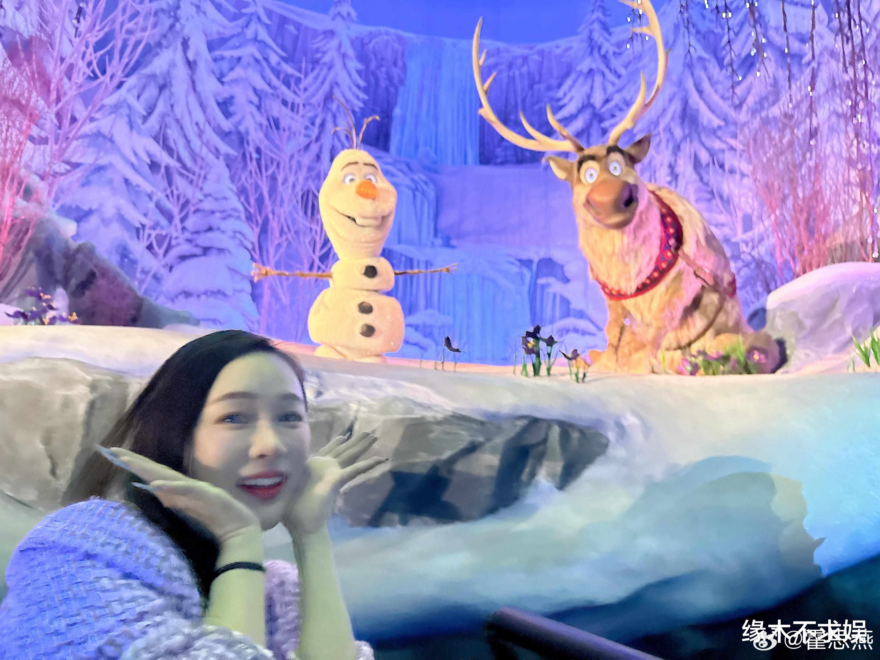 霍思燕母子逛迪士尼，10岁儿子腿长逼近妈妈，霍思燕瘦20斤太漂亮