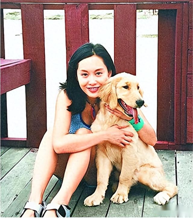 52岁朱茵现状曝光:住深山残屋,开97年破车,活成娱乐圈李子柒