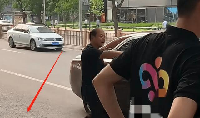 谢广坤劳斯莱斯被刮蹭，当街索要赔偿，大声呵斥普通人赔不起