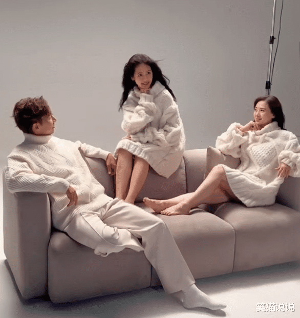 翁虹晒全家合影视频:16岁水晶笑容甜美,白衣长发好可爱!