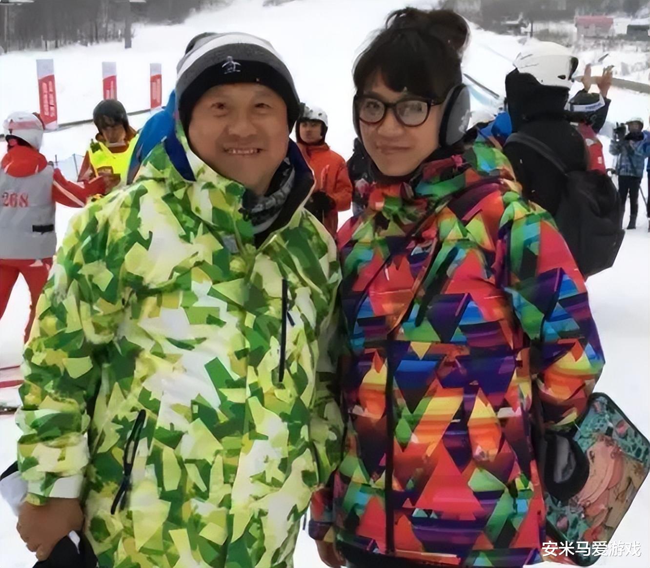 69岁曾志伟与好友遗孀旅游购物,两人出双入对9年,关系成谜