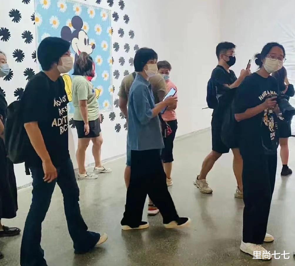 邓超|邓超私下太时髦,陪孙俪看展却像走秀,穿奶奶凉鞋十足抢了风头