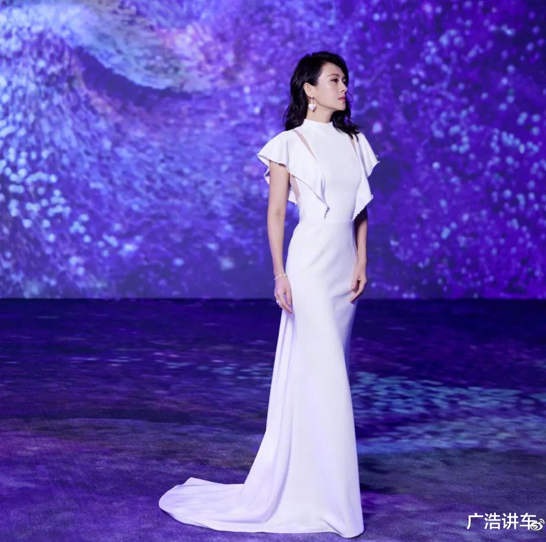 章子怡的身材还挺有“料”,曲线成熟,风情万种