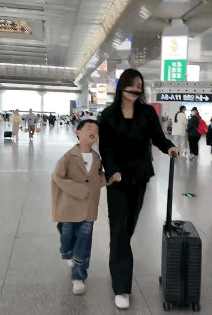 |樊小慧高调回前婆家办事!一身黑西装利落干练,透露婆家想抢儿子