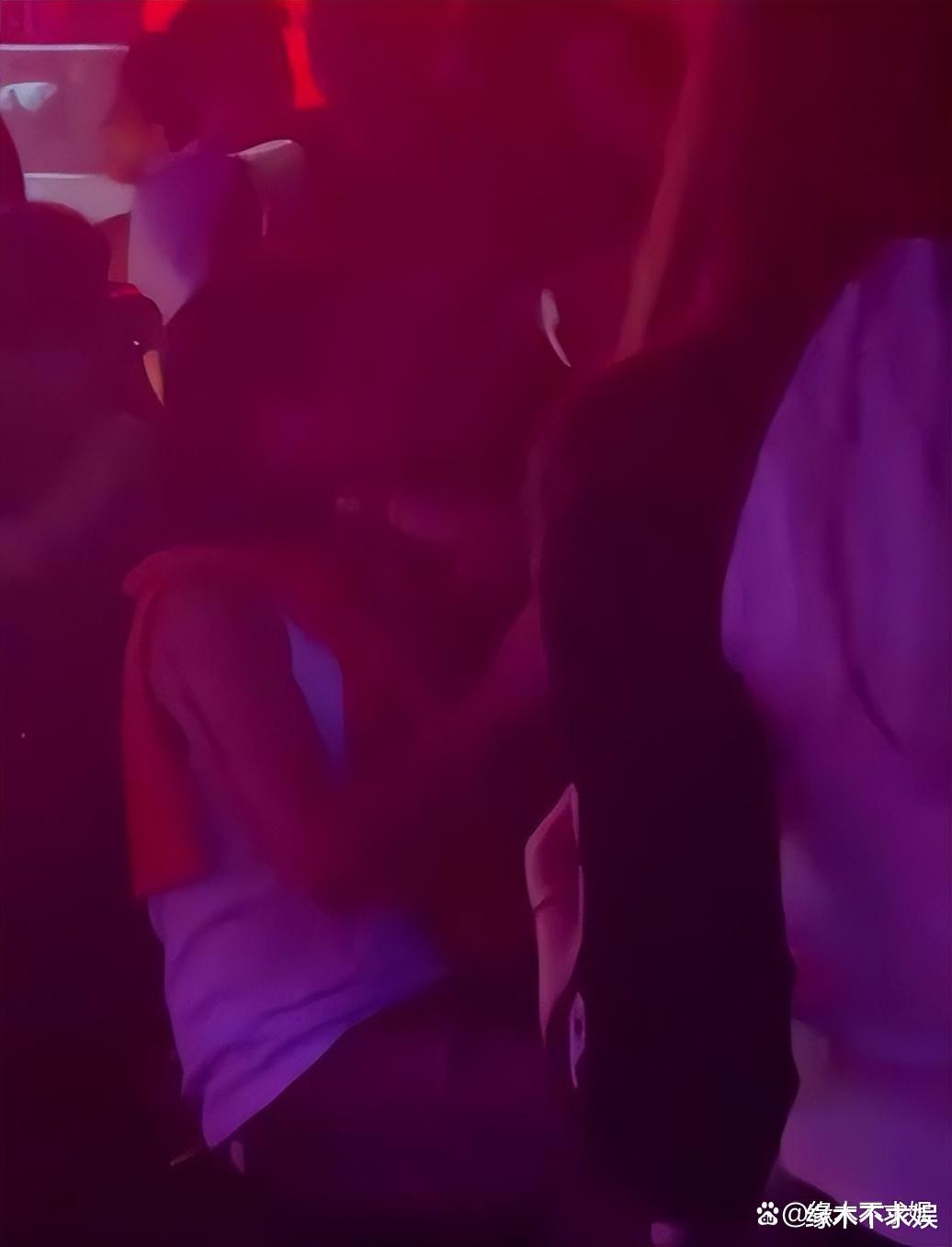 王嘉尔参加婚宴引争议!被美女簇拥,夜店又和男子亲昵,还被灌酒