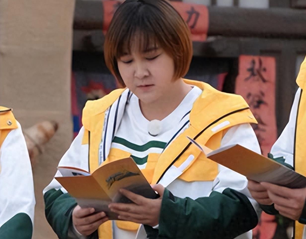 41岁的贾玲暴瘦50多斤脱胎换骨,漂亮到认不出,与张小斐故地重游