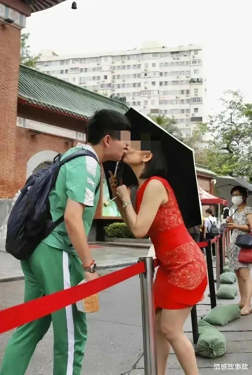 动力|为增加高考动力，一对母子当众嘴对嘴亲吻，网友：教坏人