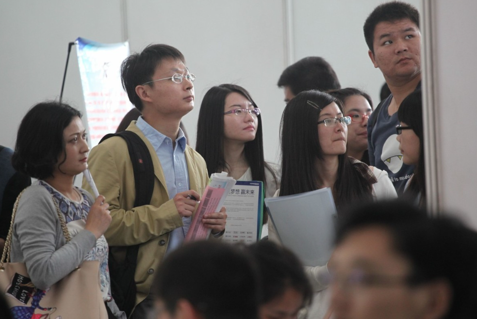 聚餐|实习生黏上富二代客户，忙前忙后妄想“上位”，同事：厌蠢症犯了