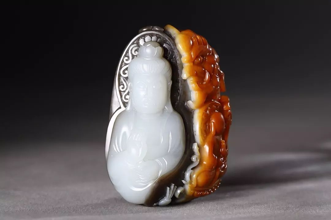 白玉市场的半边天——俄料