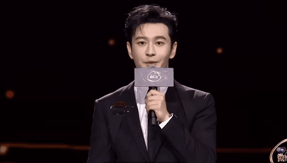 王鹤棣|微博之夜上演尴尬名场面，王鹤棣坐在两任cp中间，金晨和前任同框