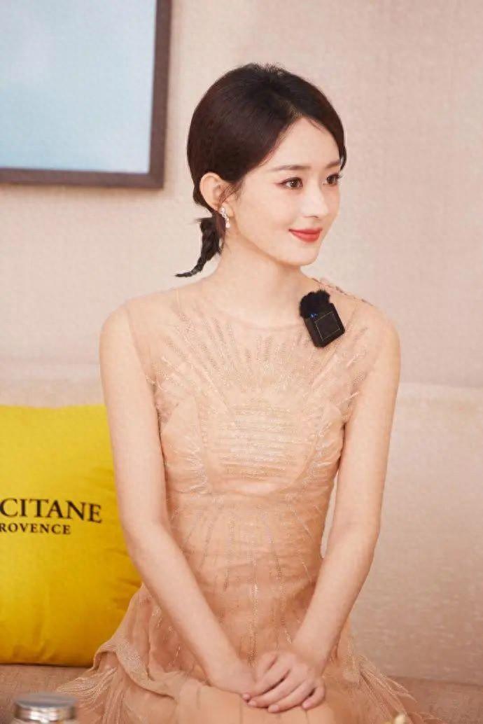 赵丽颖变得认不出!穿薄纱裙颜值再回巅峰,小揪揪发型甜到没朋友