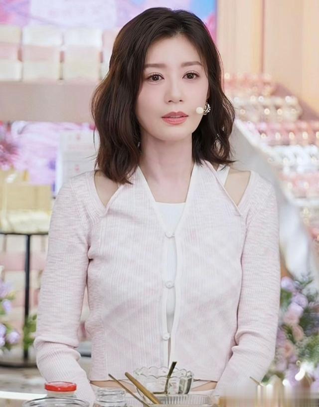 果然，这才是最适合中年女人的发型：锁骨发！谁见都夸年轻显气质