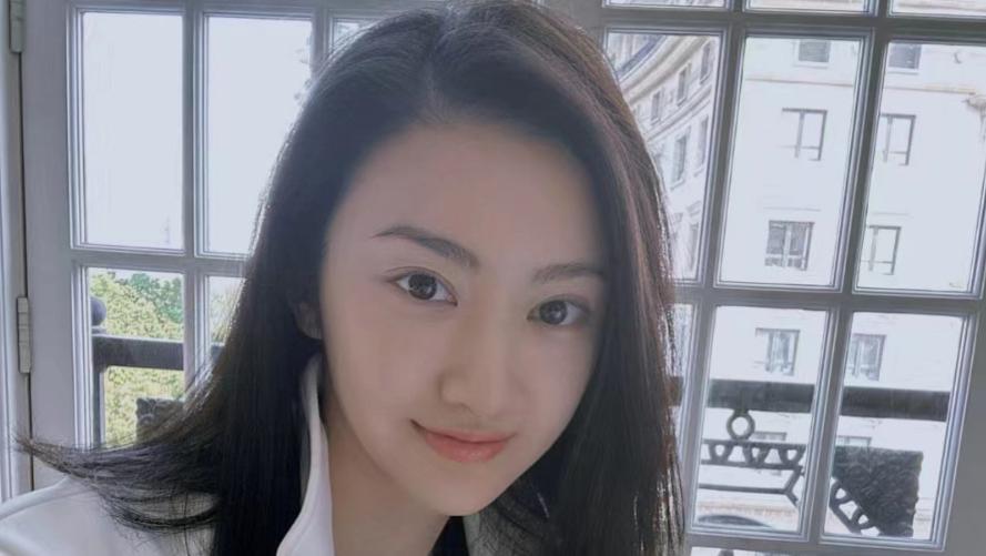 景甜|景甜风波后首晒自拍照：笑容甜美，白衣短发好温柔！