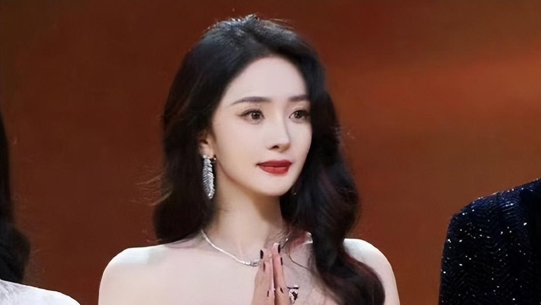 杨幂|一天三个瓜！秦岚承认与魏大勋相恋，杨幂被曝签约罗晋经纪人，刘些宁辟谣恋情