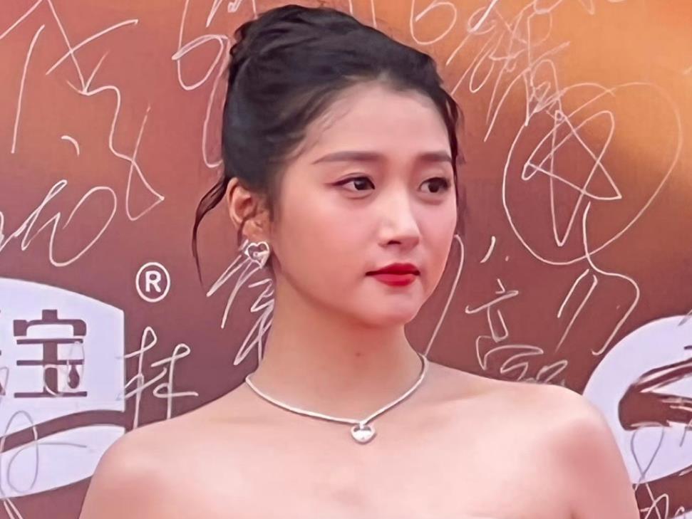 关晓彤|华表奖红毯来了!baby水墨裙秀国风,关晓彤脸肿,张小斐妆容翻车