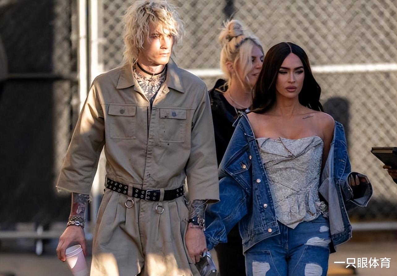 梅根福克斯深夜外出，裹连体衣秀身材！用手遮胸，越来越妩媚了