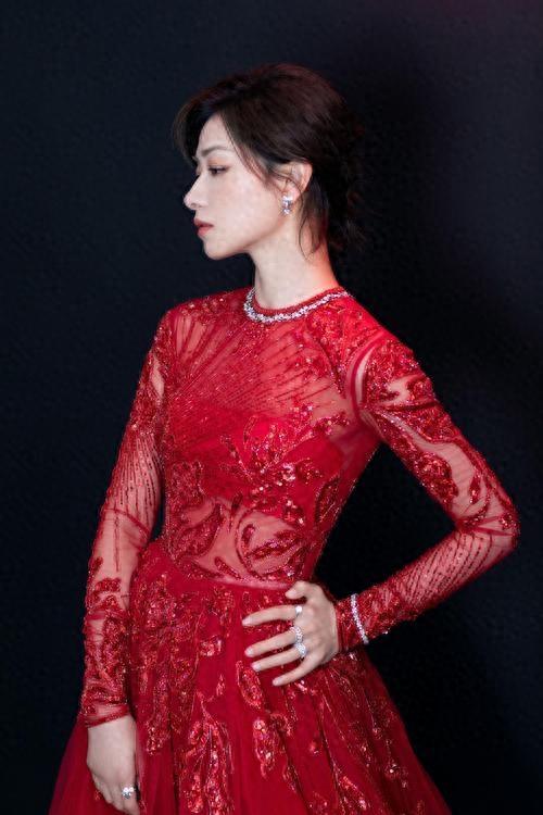 万茜：自曝曾被“潜规则”，事业巅峰时意外生子，如今过的如何