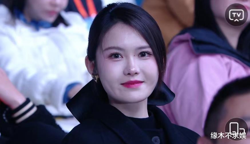 小杨哥3000万演唱会翻车，主持人曾宝仪引争议，多位歌手跑调！