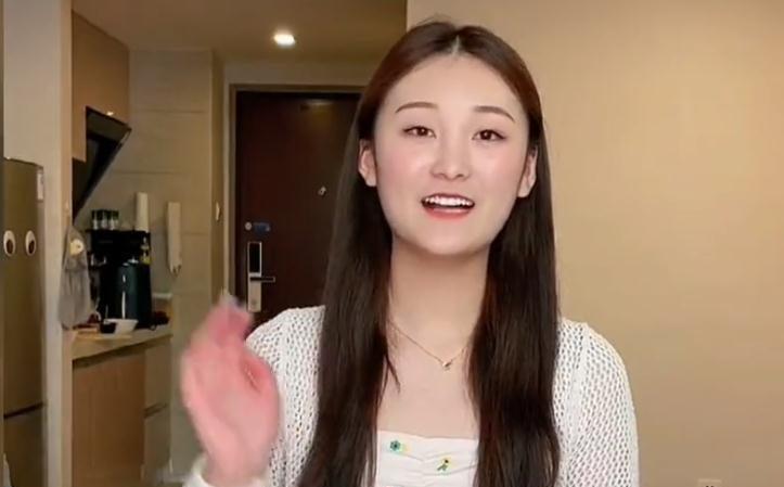 陈亚男|陈亚男带妈妈开新店,一家人蹲在街头等生意,有说有笑画面挺温馨