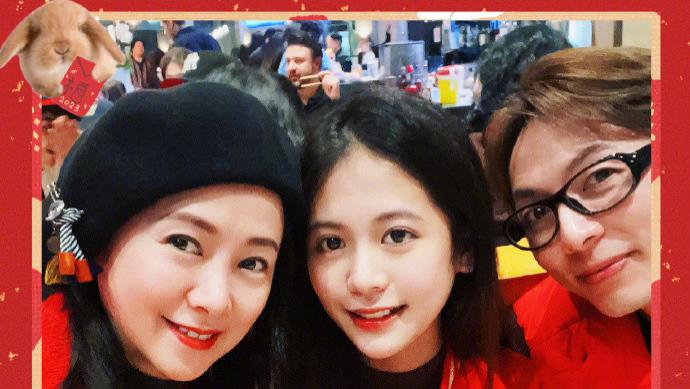 翁虹|翁虹与女儿跳舞贺新年，15岁小水晶身高超一米七，母女同框像姐妹