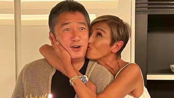 刘嘉玲闺蜜为梁朝伟庆生引争议，又亲又搂，大腿勾着大腿