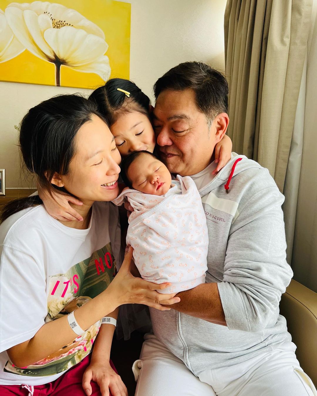 |何超琼干儿子出生!百亿富豪曾文豪5胎得子,小25岁娇妻晒全家福