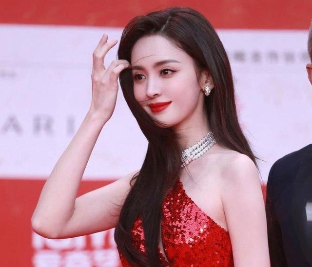 |娜扎被曝圣母心泛滥，与徐开骋分手后仍死缠烂打，还给他找工作