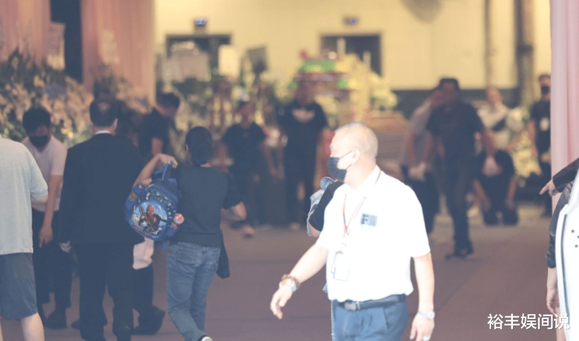 蔡天凤|蔡天凤追悼会现场好“唯美”,全场以粉色为主,儿女带书包赶场