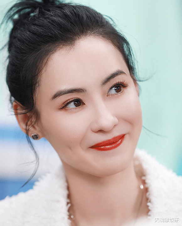 曝张柏芝携子下嫁后，现身巴黎与人握手哈腰弓背，网友：像胖头鱼