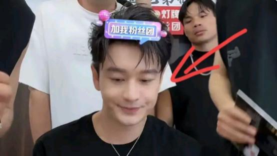 黄晓明现身小杨哥直播间，卖螃蟹疑暗示还爱杨颖，网友：要脸吗？