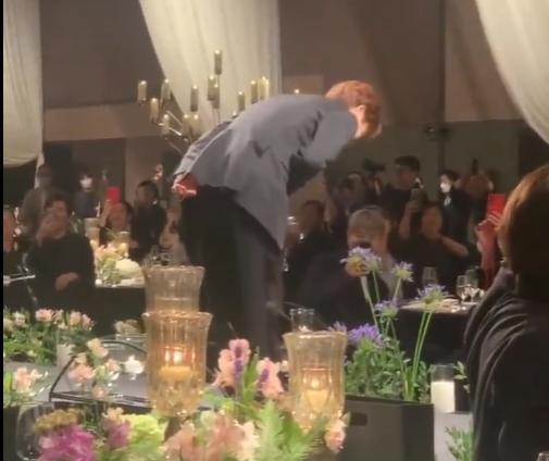 李多海|李多海穿婚纱腰围变粗疑奉子成婚，新郎跳舞入场，现场抹眼泪