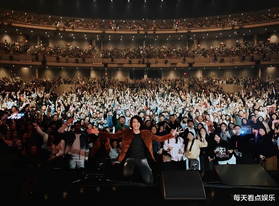 王力宏|王力宏李靓蕾离婚后首合体!满头白发神似洪金宝,女方眼神呆滞