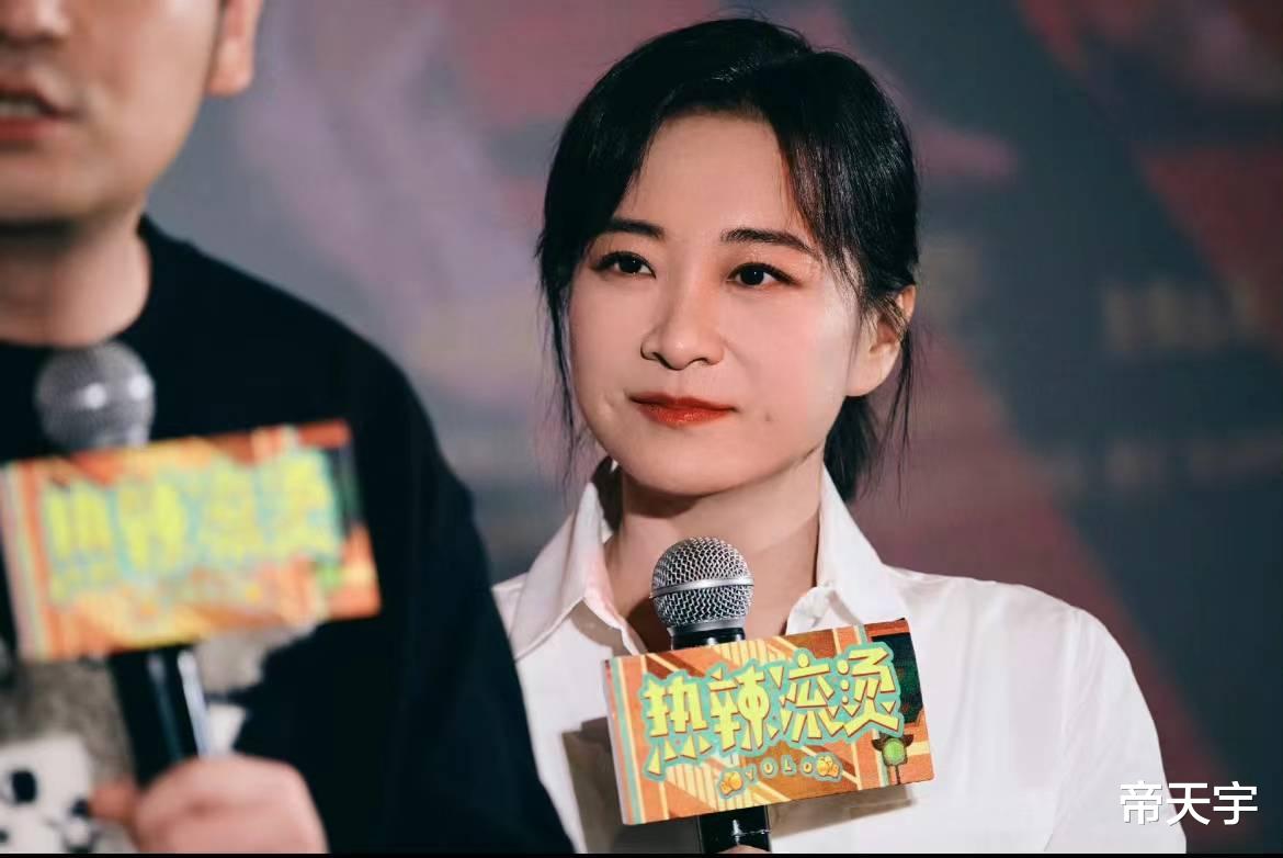 贾玲发布新歌MV,身穿露肩长裙唱歌,网友:她团队又拿减肥当卖点