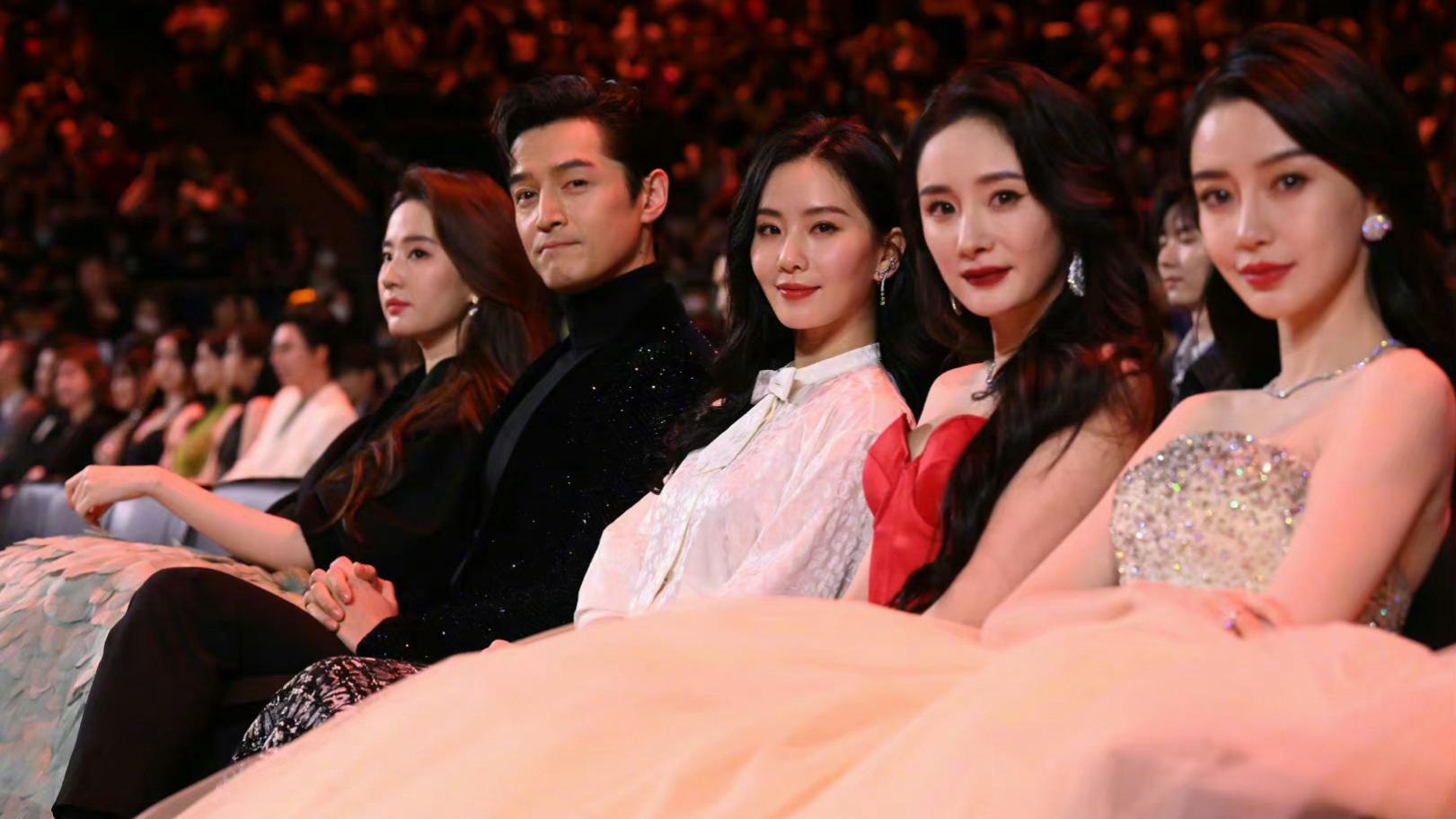 李宇春|微博之夜太尴尬：赶张艺谋下台，把85花当猴耍，是谁周末愉快了？