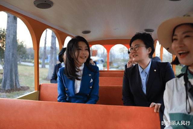 西装 韩国第一夫人抓住机会就臭美！穿西装勒出A4腰，在园博会大出风头