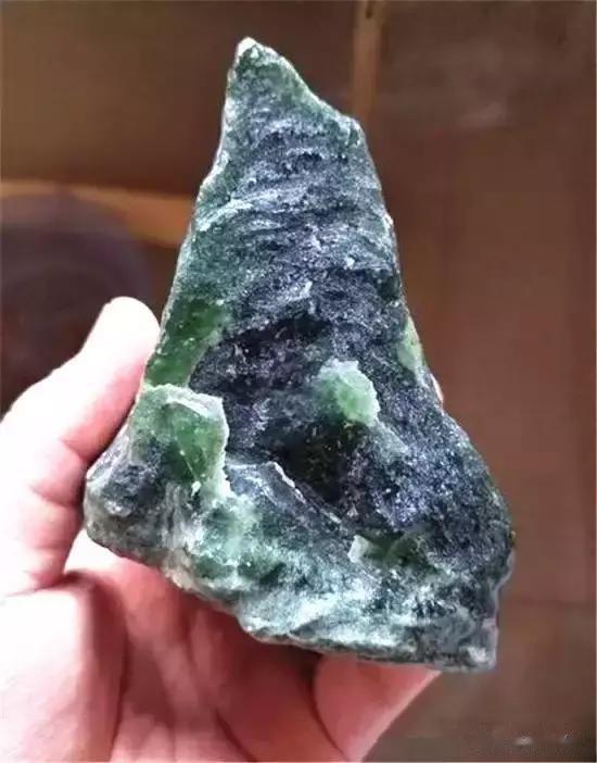 翡翠|与翡翠共生的水沫子，形似帝王绿，但价值不过几百块