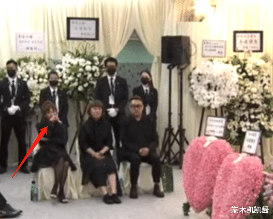 李玟追悼会现场：大姐频繁看手表，二姐发言偷笑，家人状态引争议