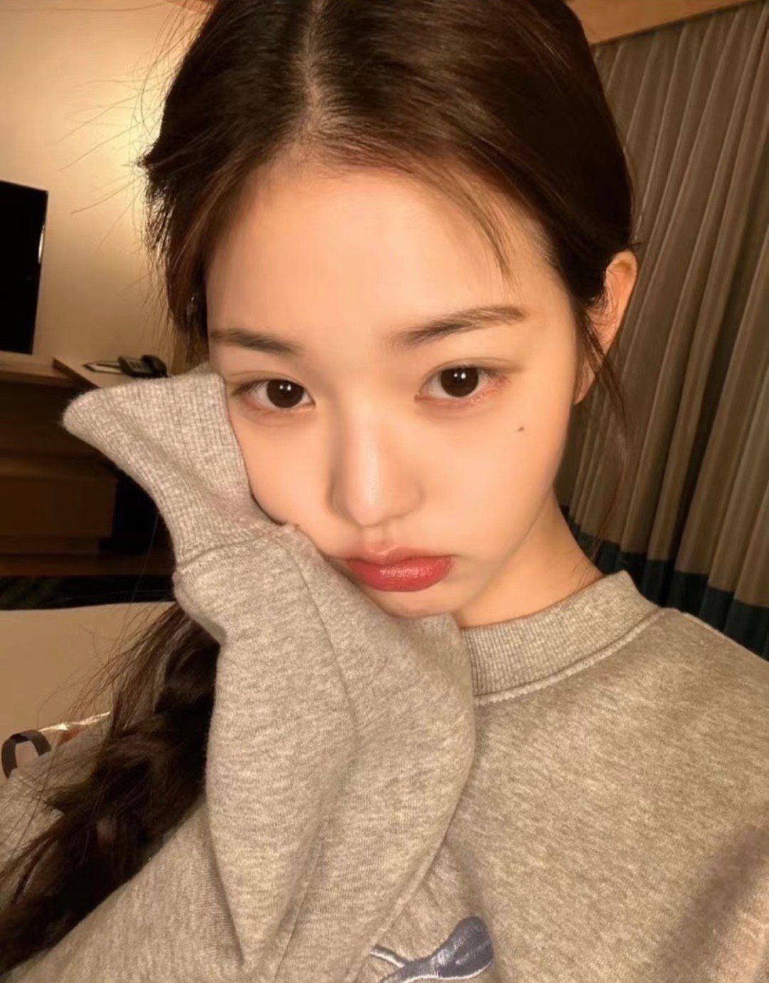 张元英素颜照曝光！整容痕迹超重，面部浮肿僵硬，瞬间老了20岁