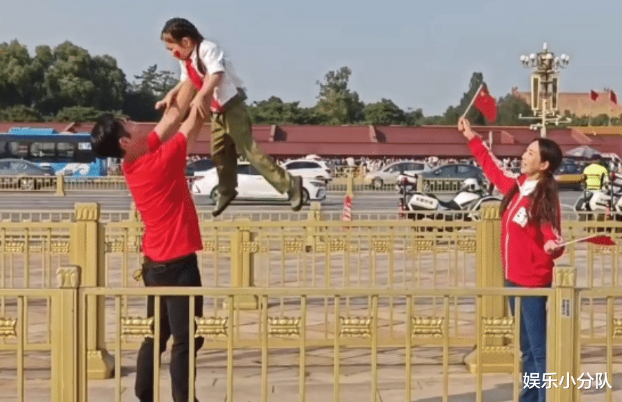 偶遇严屹宽举高女儿笑声不断，穿大红老10岁，杜若溪陪同像父女