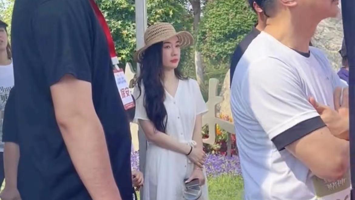 李湘|霍思燕带儿子参加周润发亲子跑，穿短裙身材五五分，双腿疤痕明显