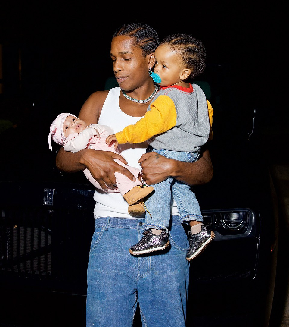 蕾哈娜二胎产后首次亮相!一家四口首次亮相,二胎小儿子正脸来了