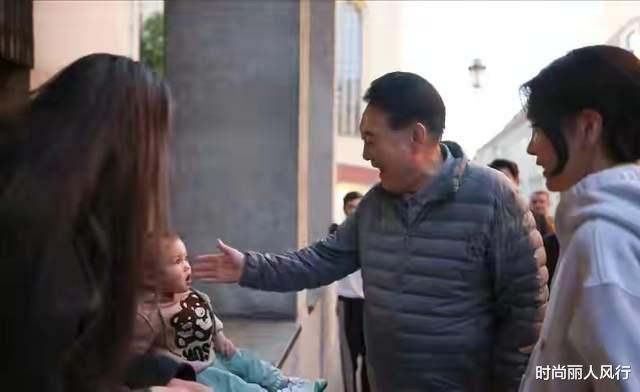穿衣搭配 韩国第一夫人在立陶宛街头高调秀恩爱！打扮清纯笑容像初恋，超美