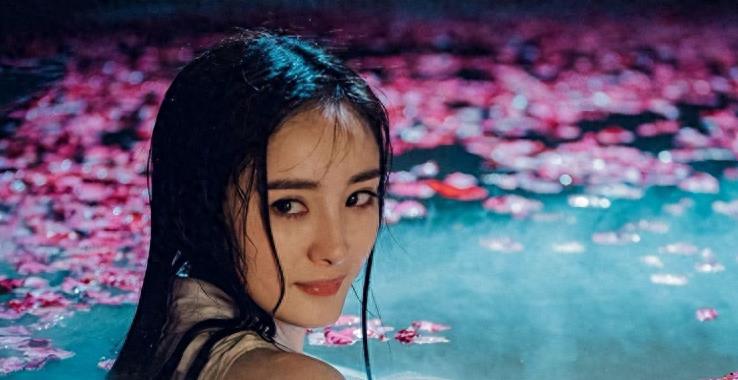 难怪导演不敢拍下半身!镜头下拉后,是不能偷看的“尴尬景象”!