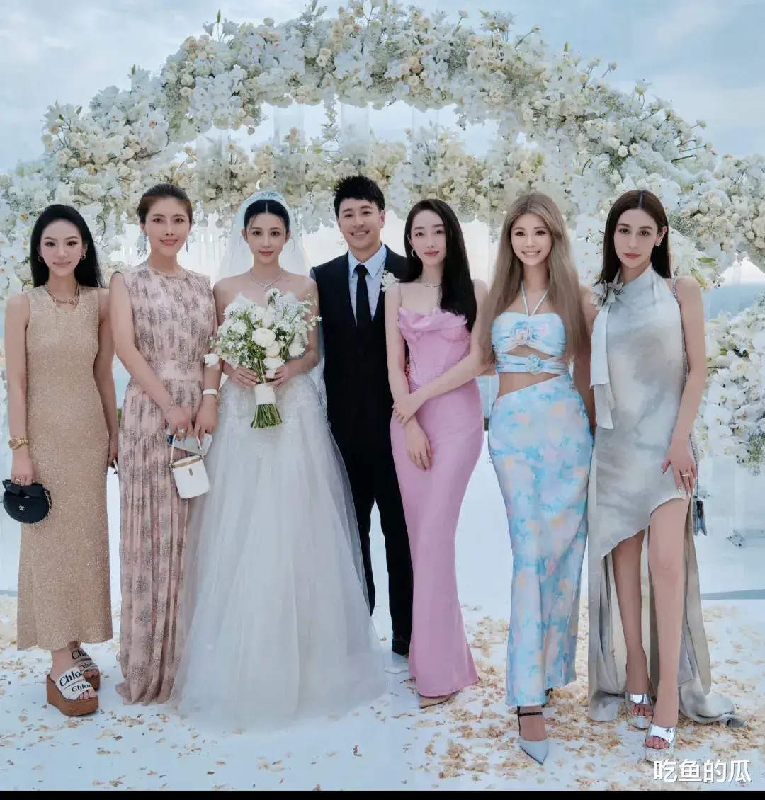 蒋梦婕被吐槽太不会做人,喝喜酒喧宾夺主,大合影太过靠近潘玮柏