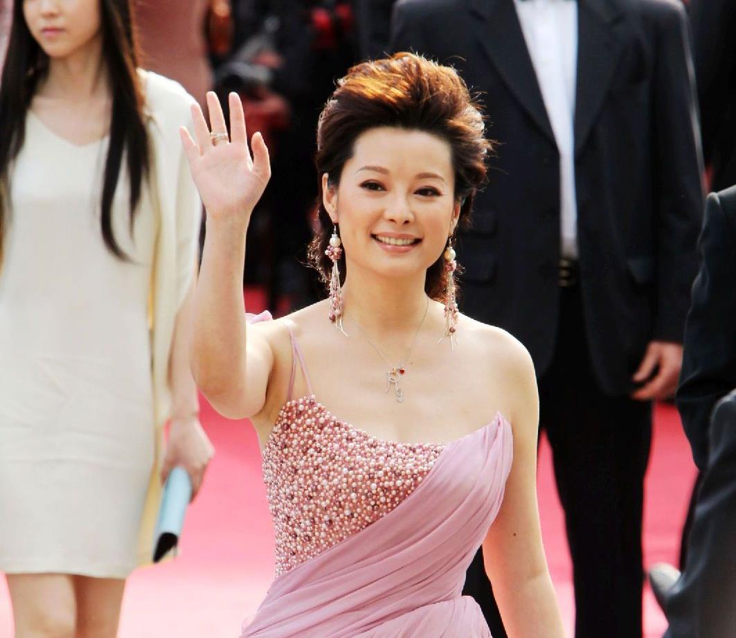 年轻时倾国倾城,老了却成“土肥圆”,这9位发福的女星让人惋惜