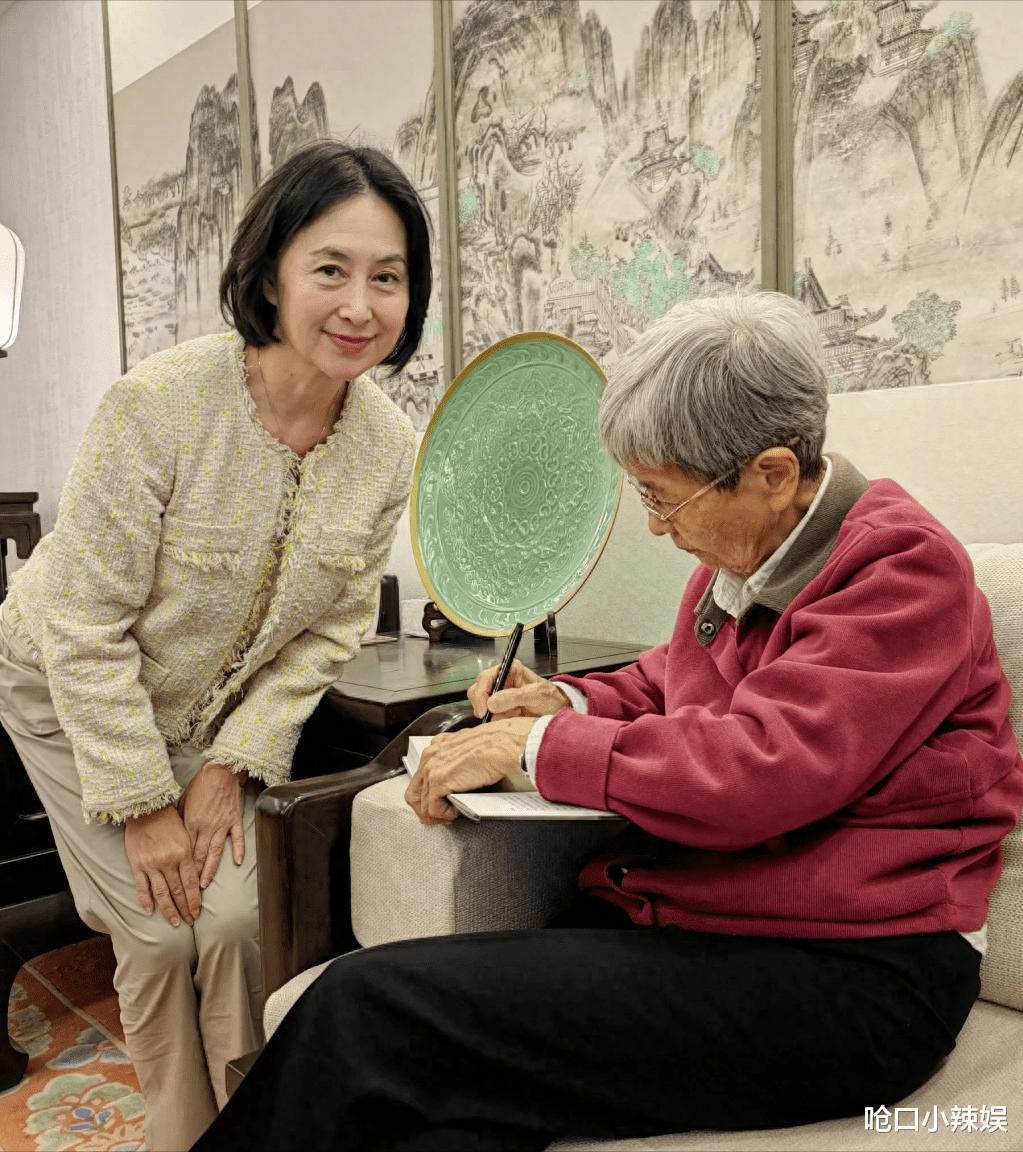 61岁何超琼拜访敦煌知名学者,屈膝半蹲求签名,谦逊仪态获好评